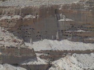 Grotte nelle ripide pareti a Kagbeni