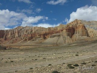 Le montagne rosse a nord di Ghemi
