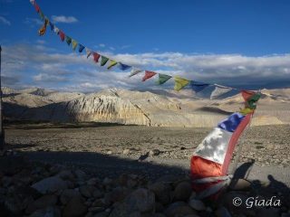 Tsarang bandiere al vento nei colori del tramonto