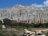 Monastero buddista tibetano e montagne a sua difesa