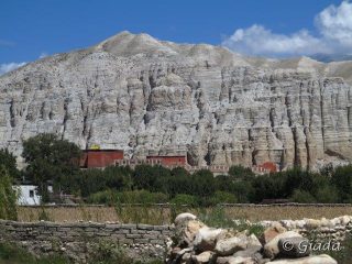 Monastero buddista tibetano e montagne a sua difesa