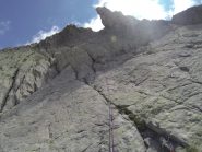 Le placche all'uscita del 1° tiro e il 2° tiro . La sosta originaria, visibile in basso a destra è stata ora spostata più in alto sotto la prima impennata.
