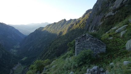 all'Alpe del Fò 1797m,a dx lo Scoglio di Mroz