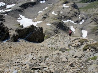 In discesa sulla crestina che fiancheggia il ripido canale di sfasciume