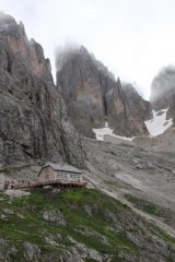 Rifugio Vicenza e sullo sfondo Dente del Sassolungo