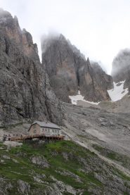 Rifugio Vicenza e sullo sfondo Dente del Sassolungo