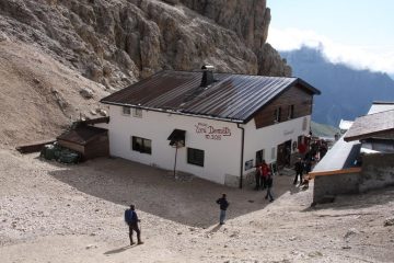 Rifugio Demetz alla forcella del Sassolungo