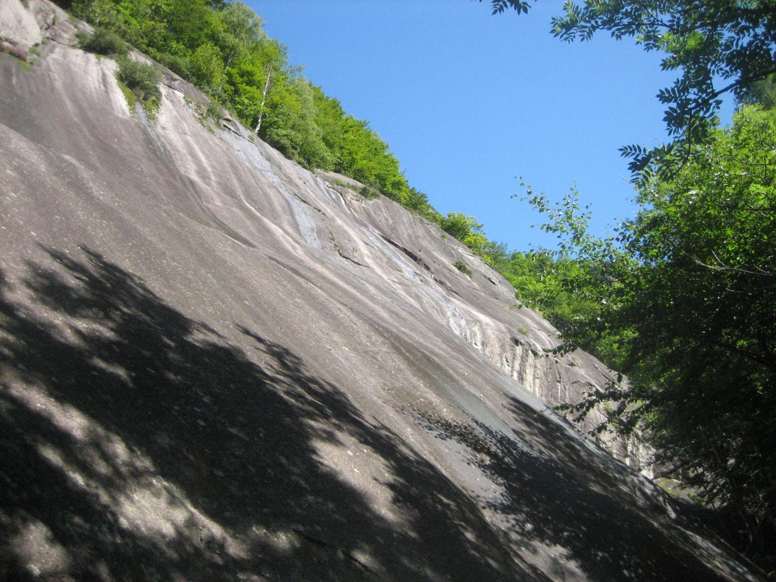 In fondo a dx la via.