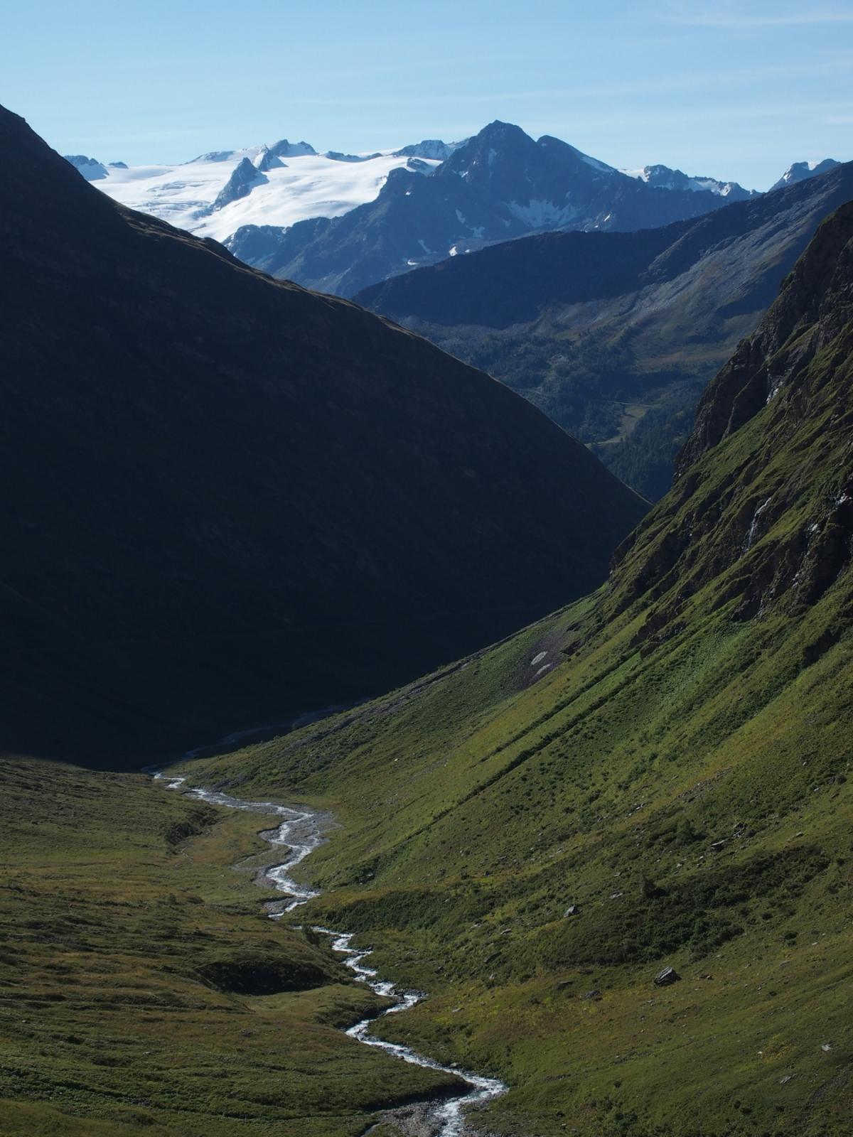 Sullo sfondo il ghiacciaio del Rutor
