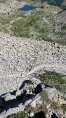 esposizione sul sottostante sentiero del giro dei laghi