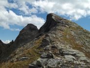 base dell'anticima con omettone-a sx si trova il passaggio sul terrazzino che conduce fino alla pietraia da risalire