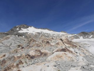 16 - dalla morena si vede come ormai il ghiacciaio sia diviso in due parti