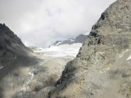 La cima Monfret vista dal dosso erboso sopra il Rifugio