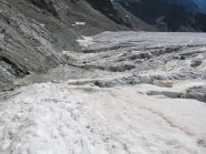 al termine della colata ghiacciata ritorneremo sul sentiero pietroso dopo il dovuto spogliarello