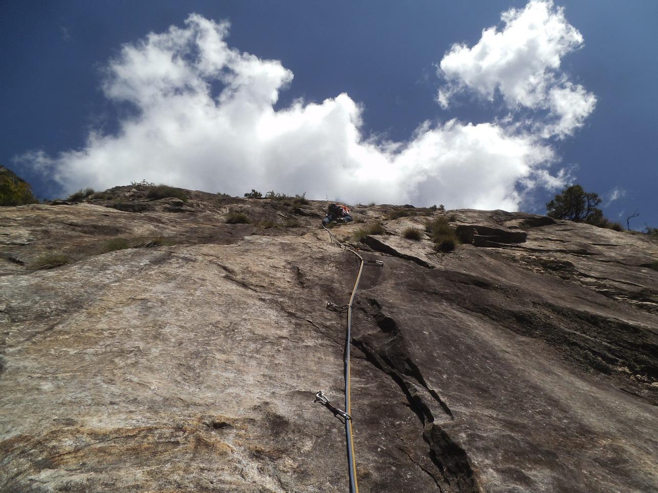 Bella roccia lavorata e cielo già settembrino...