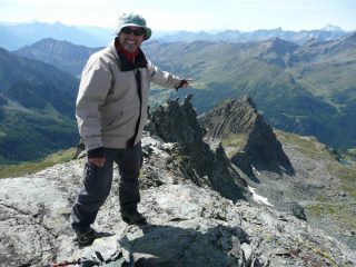 Sul rilievo a quota 3106 del bec Forcu e Monte Sarezza in basso