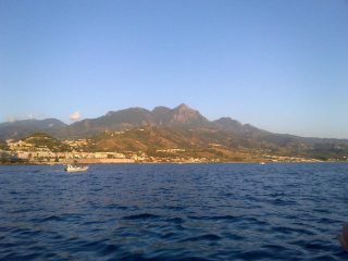 la caratteristica cuspide de La Caccia vista dal mare
