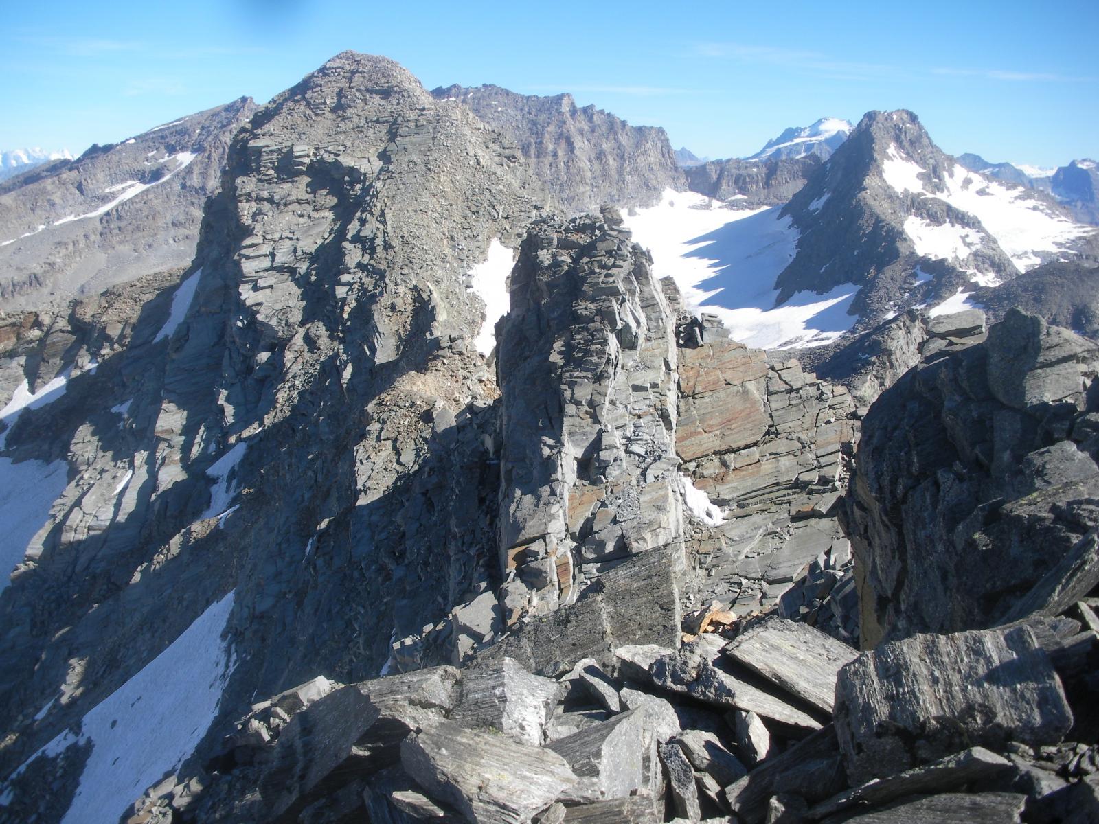 paesaggio di pietra con la Martellot a sx e le Levanne al fondo..