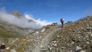 Sulla via del ritorno con il Monte Delà sullo sfondo