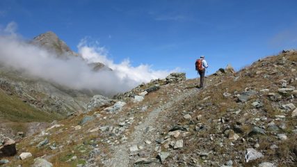 Sulla via del ritorno con il Monte Delà sullo sfondo