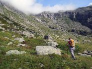 conca verso la casa dietro il lago