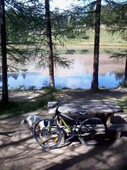 aree picnic intorno al lago