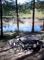 aree picnic intorno al lago
