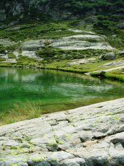 rocce levigate a bordo lago