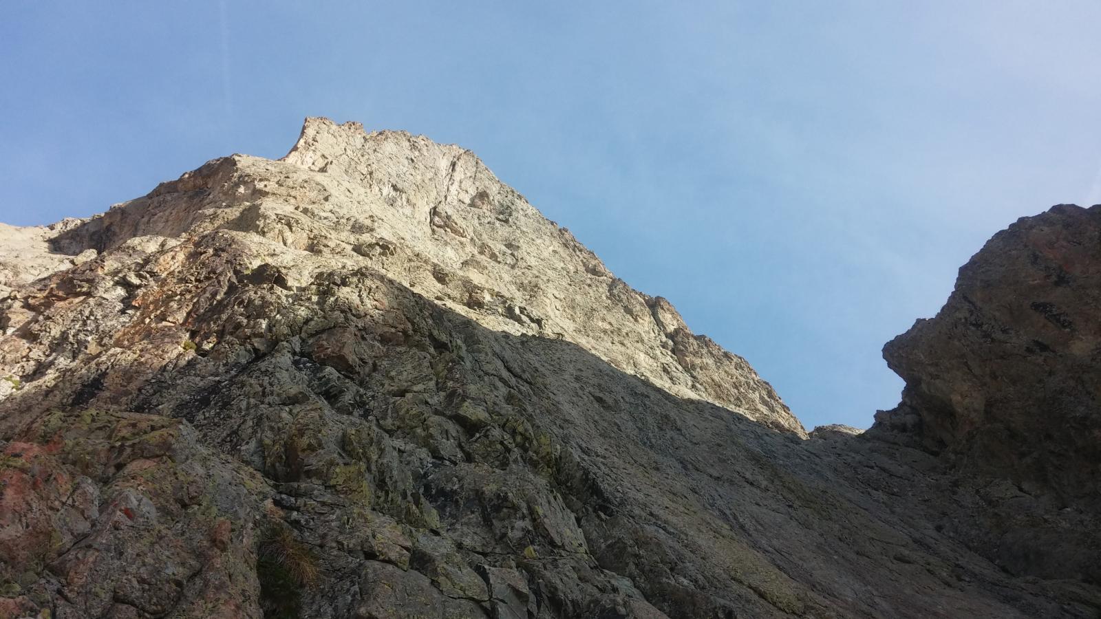 uno sguardo alla parete prima di attaccare