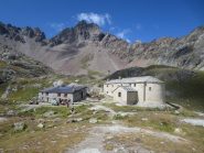 La Becca del Merlo dietro  rifugio e oratorio