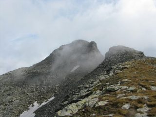 la vetta compare in mezzo alle nuvole