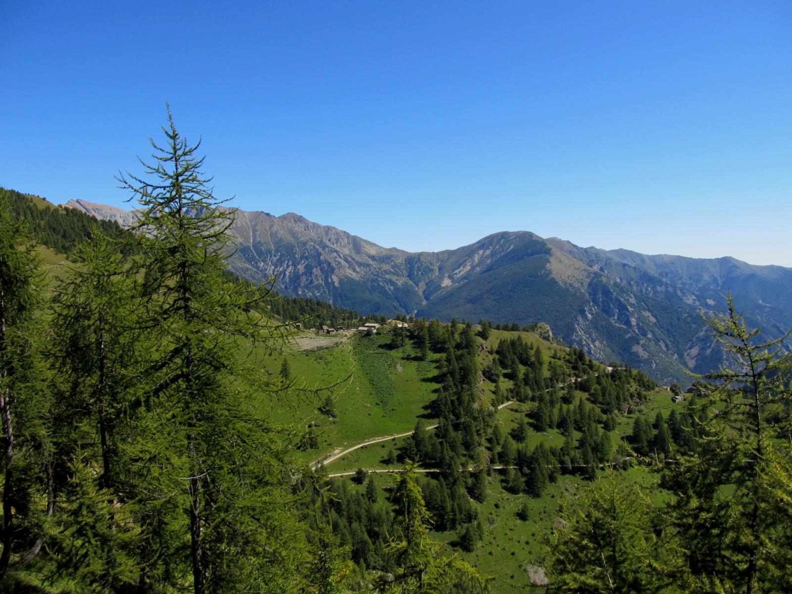 La salita a Serre, sollo sfondo il M.te Rocciavre.