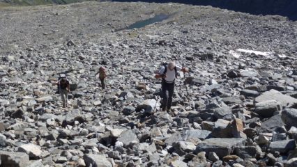 la salita nello scomodo pendio che porta all'attacco del canalino Est