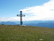 La croce sulla vetta più bassa