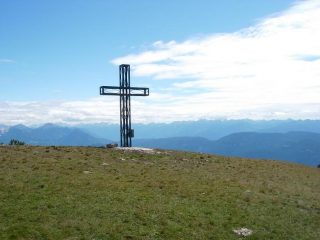 La croce sulla vetta più bassa