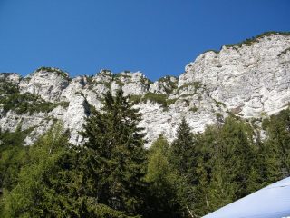 Le pareti del Monte Roen viste dal rifugio