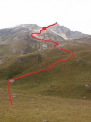 02 - itinerario di salita visto dal pianoro a quota 2350