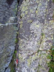 La famosa spazzola attaccata con un cordone ad un chiodo all'attacco