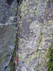 La famosa spazzola attaccata con un cordone ad un chiodo all'attacco