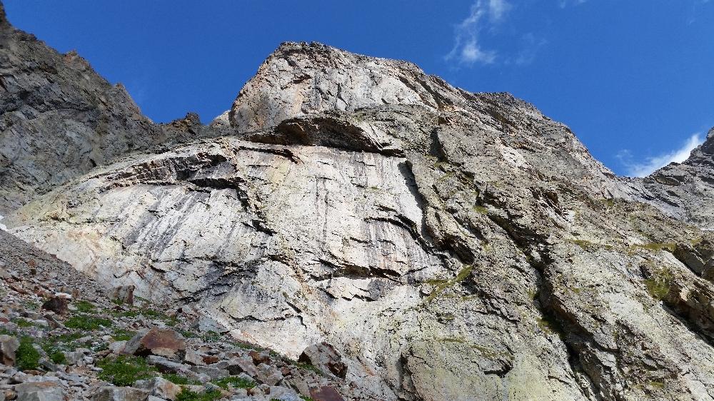 l'evidente fessura lungo la quale passa la via