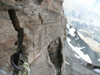 Vecchio chiodo in cima al breve camino alternativo al nevaio