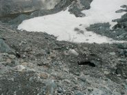 Ghiacciaio con buchi ricoperti dal ghiaione ... occhio !