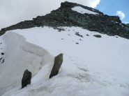 Verso la cima dal colletto: cornice nevosa, mia traccia e ... picche di emergenza !