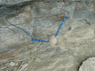 Sotto una balma: giocattoli per quadrupedi come negli allevamenti ?