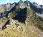 in discesa dal funs verso il colletto di Valscura con la quota 2653m la cima di valscura e la sud di valrossa