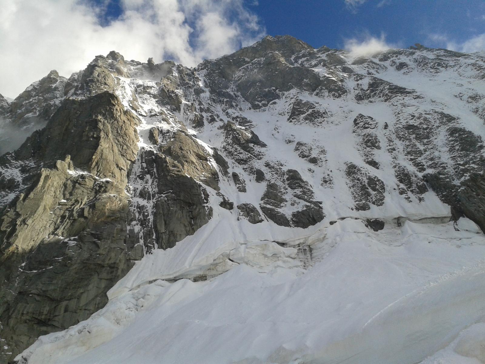 la parete e l'attacco della via dal nostro bivacco