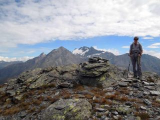 in vetta con dietro il terrarossa,l'hubschhorn e il breithorn