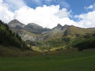 da Cheneil il vallone con Grand Tournalin, Petit Tournalin e Becca di Trecare