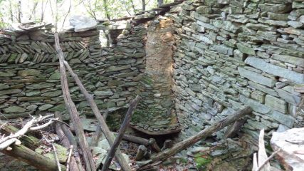 il particolare caminetto della Casaforte di Vernè