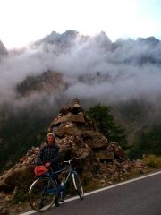 Salendo tra le brume mattutine